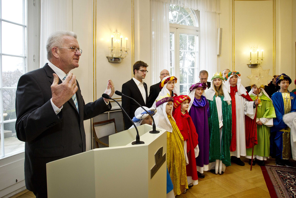Ministerpräsident Winfried Kretschmann begrüßt die Sternsingergruppen