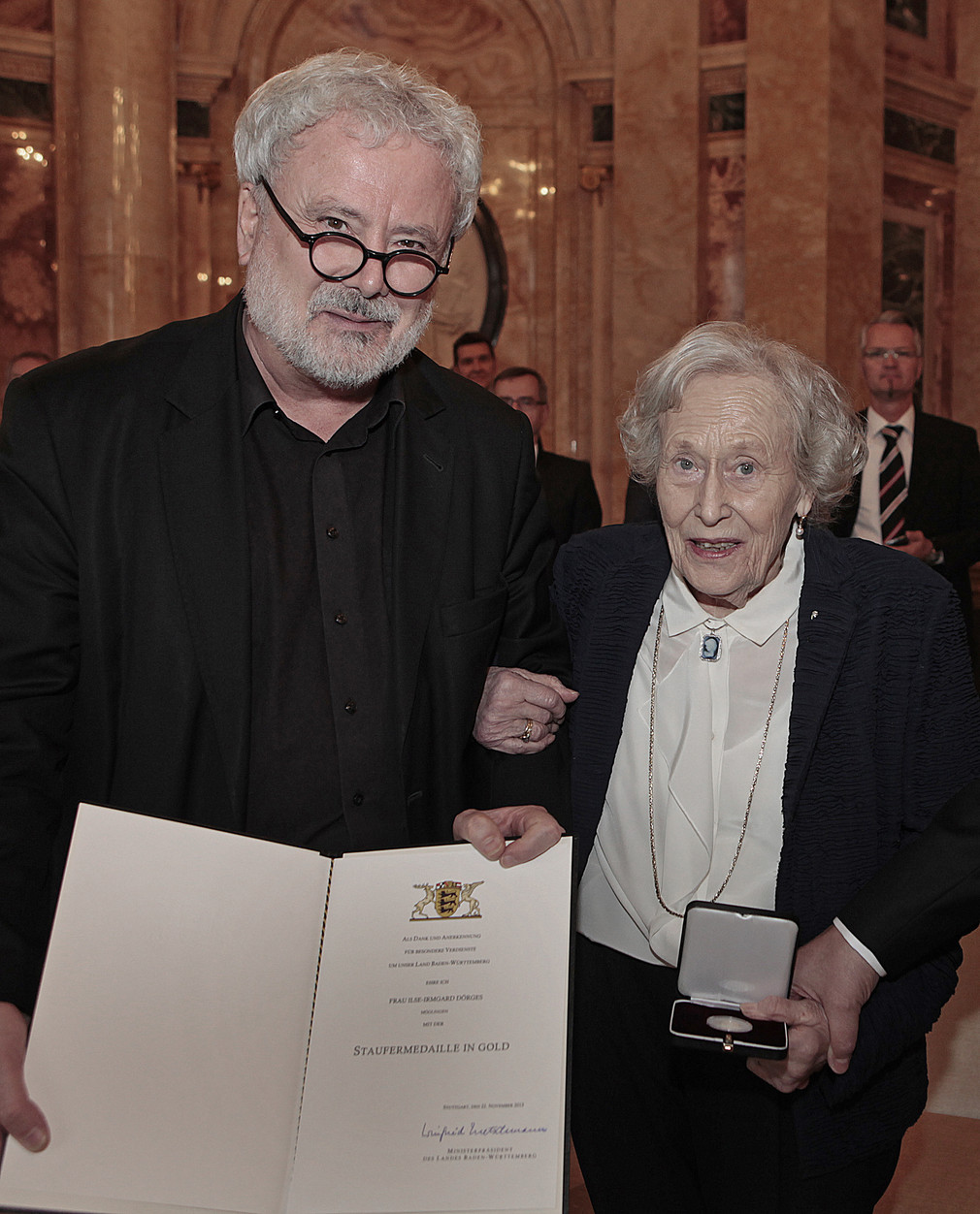 Staatssekretär Klaus-Peter Murawski (l.) und Ilse-Irmgard Dörges (r.) anlässlich der Überreichung der Staufermedaille in Gold am 22. November 2013 im Neuen Schloss in Stuttgart