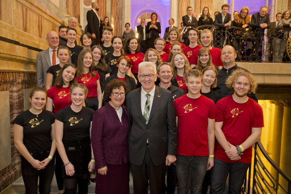 Gruppenbild mit Ministerpräsident Winfried Kretschmann (M.) und Ehefrau Gerlinde