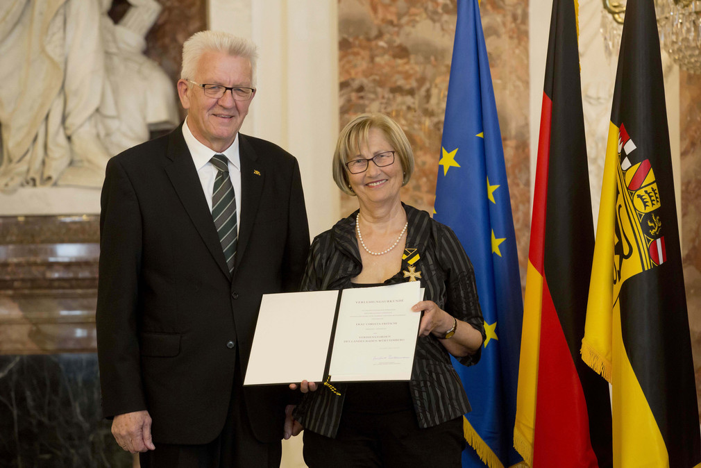 Ministerpräsident Winfried Kretschmann (l.) und Christa Fritschi (r.)