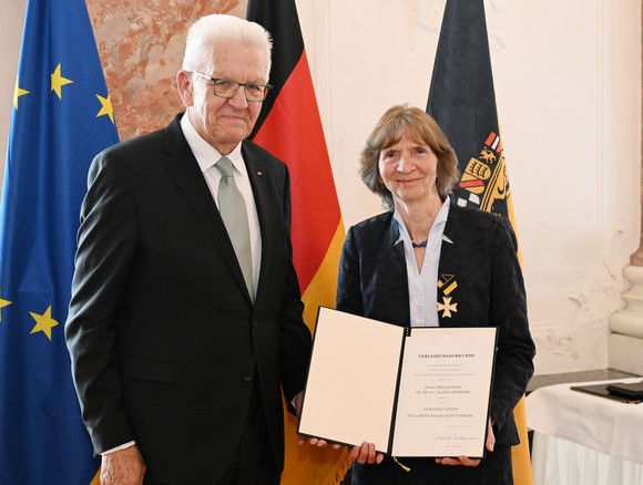 Auszeichnung Verdienstorden des Landes an 24 verdiente Persönlichkeiten Ministerpräsident Winfried Kretschmann (links) und Prof. Dr. Dr. h.c. Aleida Assmann (rechts)