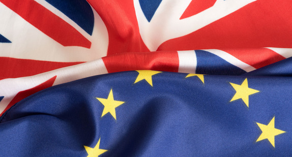 Die Fahnen Großbritanniens und der EU liegen nebeneinander.