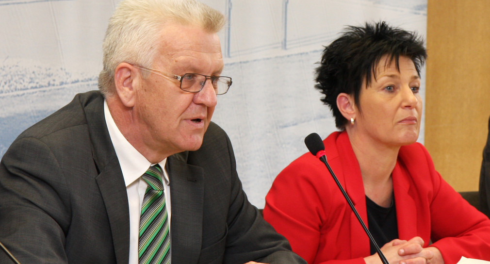 Ministerpräsident Winfried Kretschmann (l.) und Sozialministerin Katrin Altpeter (r.) bei der Regierungspressekonferenz am Dienstag (17. April 2012) im Landtag in Stuttgart