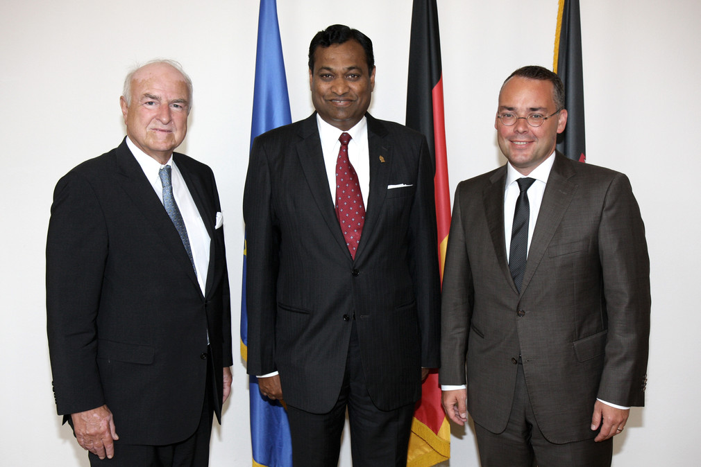 Minister Peter Friedrich (r.), der Botschafter von Sri Lanka, Karunatilaka Amunugama (M.), und der Honorarkonsul von Sri Lanka, Norbert Quack (l.)
