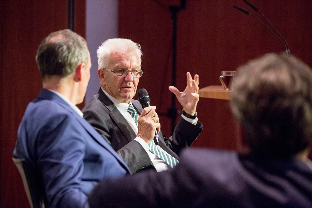 (L-R) Autor Christoph Keese; Ministerpräsident Winfried Kretschmann; Moderator Stephan Detjen, Deutschlandfunk