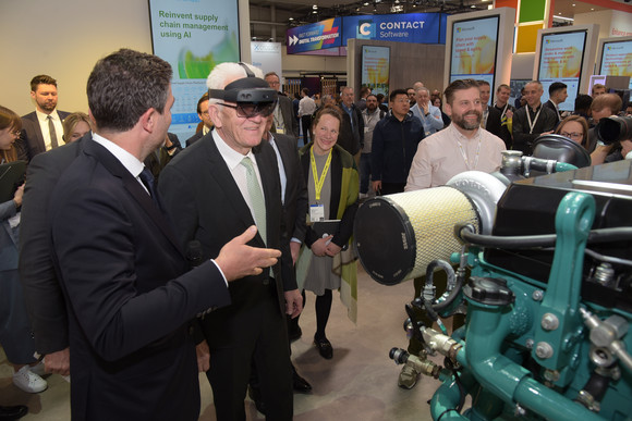 Ministerpräsident Winfried Kretschmann (Mitte) am Stand von Microsoft 