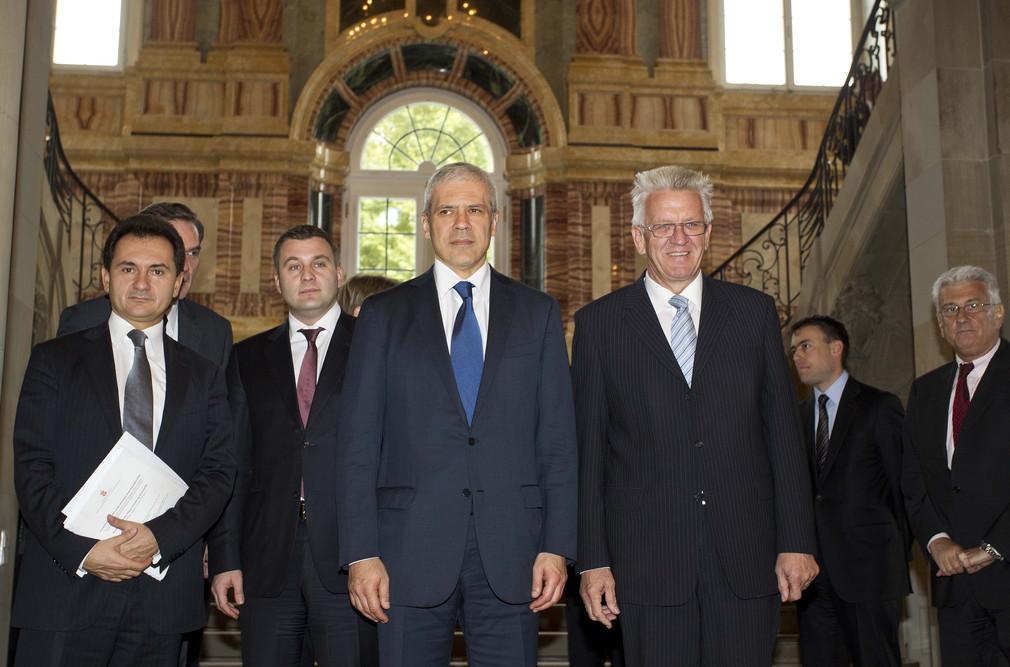 Ministerpräsident Winfried Kretschmann (3.v.r.) und der Staatspräsident der Republik Serbien, Boris Tadi&#263; (4.v.l.), am 25. Oktober 2011 im Neuen Schloss in Stuttgart.