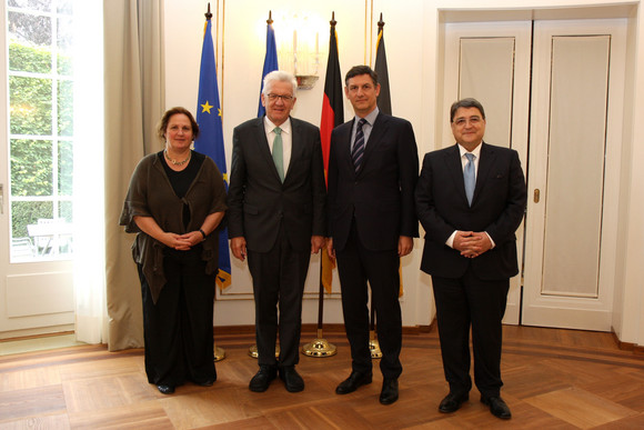 v.l.n.r.: Staatssekretärin Theresa Schopper, Ministerpräsident Winfried Kretschmann, der stellvertretende Ministerpräsident und Minister für Wirtschaft, Handel und wirtschaftlichen Rahmenbedingungen von Rumänien, Costin Borc, und der Botschafter von Rumänien, Emil Hurezeanu in der Villa Reitzenstein in Stuttgart