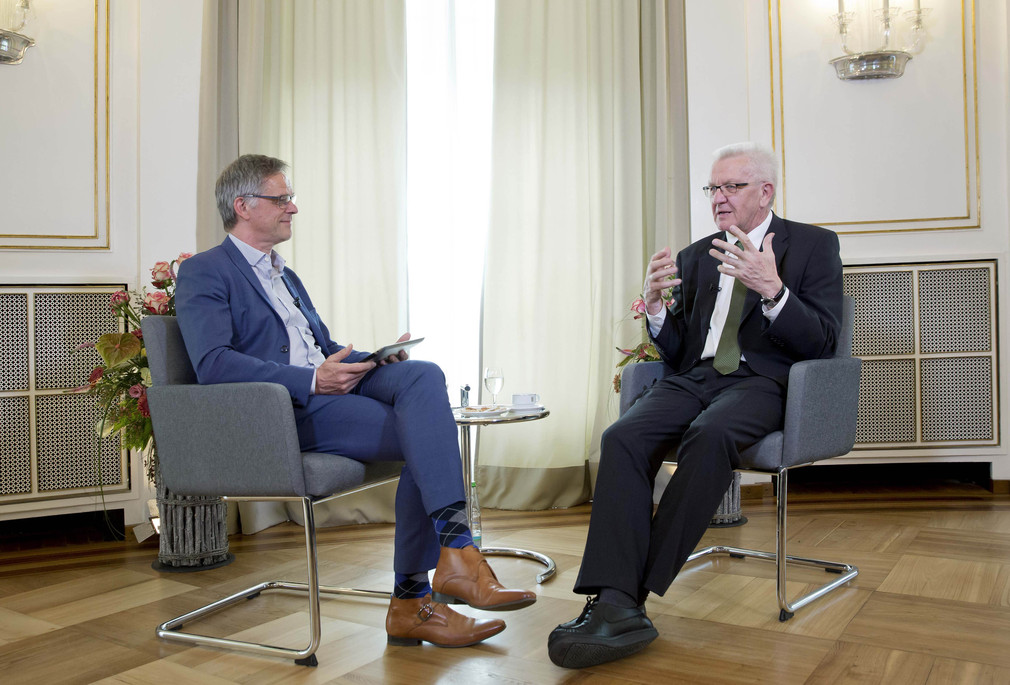 Ministerpräsident Winfried Kretschmann (r.) und Regierungssprecher Rudi Hoogvliet (l.)