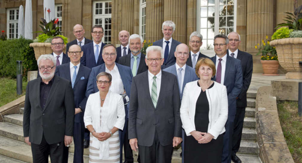 Gruppenfoto mit Ministerpräsident Winfried Kretschmann (1. Reihe, 2.v.r.) (Foto: Staatsministerium Baden-Württemberg)