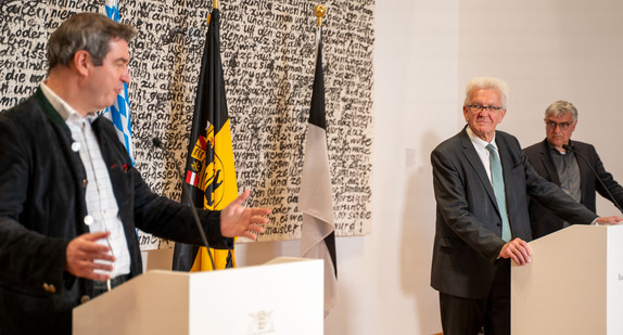 Ministerpräsident Markus Söder (l) und Ministerpräsident Winfried Kretschmann (r) bei einer gemeinsamen Pressekonferenz im April 2020.