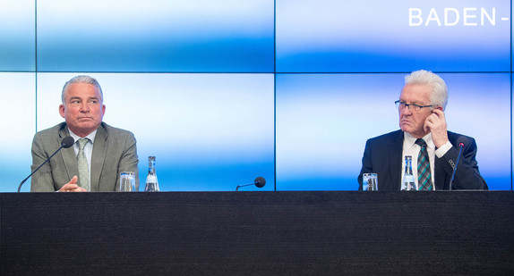 Ministerpräsident Winfried Kretschmann (r.) und Innenminister Thomas Strobl (l.) bei der Regierungspressekonferenz