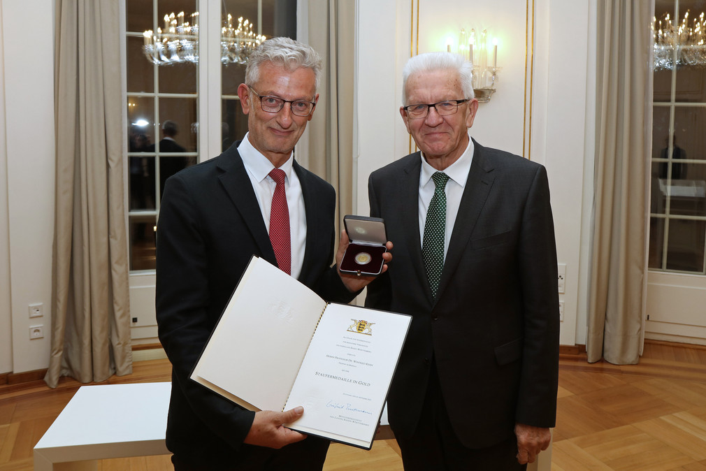 Prof. Dr. Winfried Kern (links) und Ministerpräsident Winfried Kretschmann (rechts)