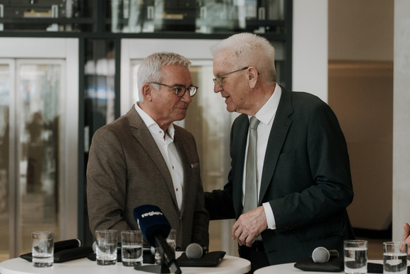 Ministerpräsident Winfried Kretschmann (rechts) und Innenminister Thomas Strobl (links) im Gespräch