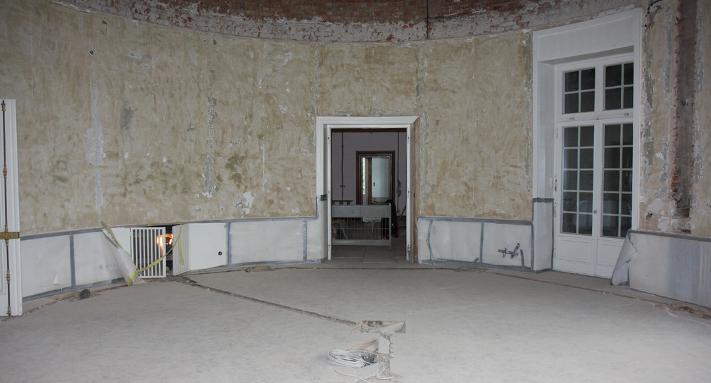 Blick in den Kabinettssaal der Villa Reitzenstein während der Kernsanierung im Jahr 2014. Durch die Tür ist das Vorzimmer und das Büro des Ministerpräsidenten zu sehen.