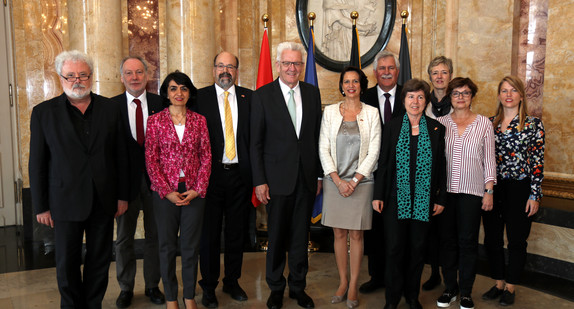 Ministerpräsident Winfried Kretschmann (M.), Landtagspräsidentin Muhterem Aras (3.v.l.) und Staatsminister Klaus-Peter Murawski (l.) mit mit einer Delegation der Deutschen Parlamentarierfreundschaftsgruppe der Schweizer Bundesversammlung