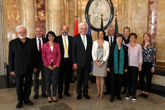 Ministerpräsident Winfried Kretschmann (M.), Landtagspräsidentin Muhterem Aras (3.v.l.) und Staatsminister Klaus-Peter Murawski (l.) mit mit einer Delegation der Deutschen Parlamentarierfreundschaftsgruppe der Schweizer Bundesversammlung