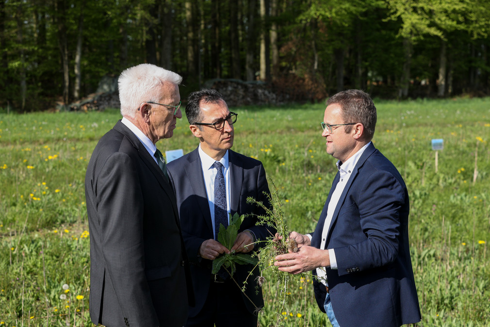 Ministerpräsident Winfried Kretschmann (links), Cem Özdemir (Mitte), Bundesminister für Ernährung und Landwirtschaft, und Jürgen Maurer (rechts), F.R.A.N.Z.-Demobetrieb Hohenlohe