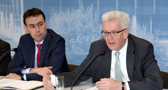 Ministerpräsident Winfried Kretschmann (r.) und Finanz- und Wirtschaftsminister Nils Schmid (l.) 