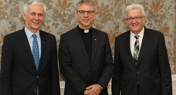 Ministerpräsident Winfried Kretschmann (r.), der Generalsekretär des Ökumenischen Rats der Kirchen (ÖRK) Pastor Dr. Olav Fykse Tveit (M.) und der Landesbischof der Evangelischen Landeskirche in Baden Jochen Cornelius-Bundschuh (l.)