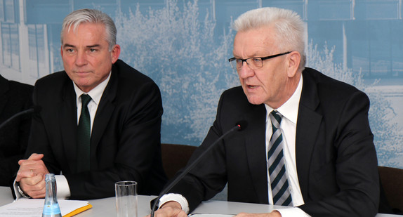 Ministerpräsident Winfried Kretschmann (r.) und der Minister für Inneres, Digitalisierung und Migration, Thomas Strobl  (l.)