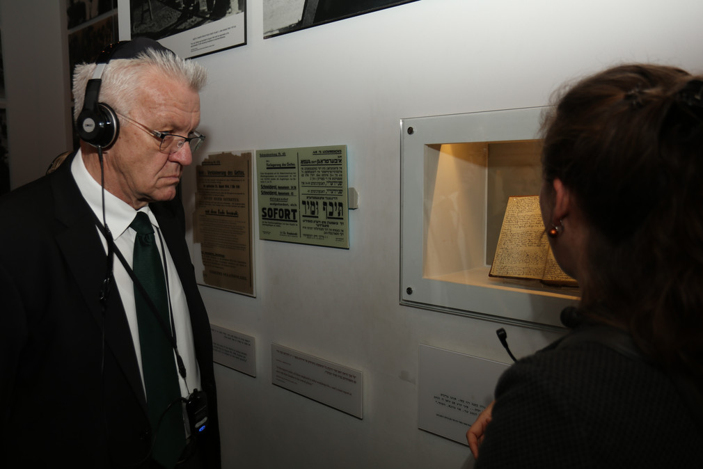 Ministerpräsident Winfried Kretschmann (l.) in der Gedenkstätte Yad Vashem