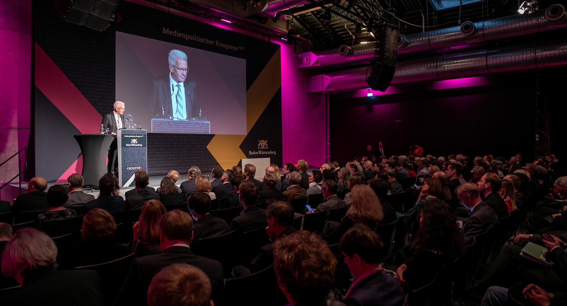 Ministerpräsident Winfried Kretschmann bei seiner Rede auf dem Source – Medienpolitischer Kongress der Landesregierung (Bild: Staatsministerium Baden-Württemberg)