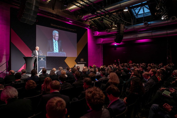 Ministerpräsident Winfried Kretschmann bei seiner Rede auf dem Source – Medienpolitischer Kongress der Landesregierung (Bild: Staatsministerium Baden-Württemberg)