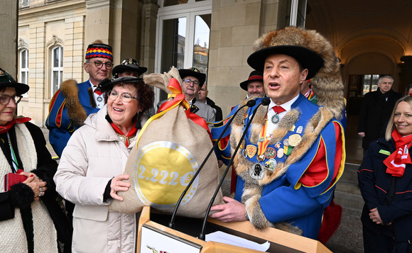 Gerlinde Kretschmann (links) und Rainer Hespeler (rechts), Präsident der Narrenvereinigung Bodensee-Hegau, bei der Spendenübergabe