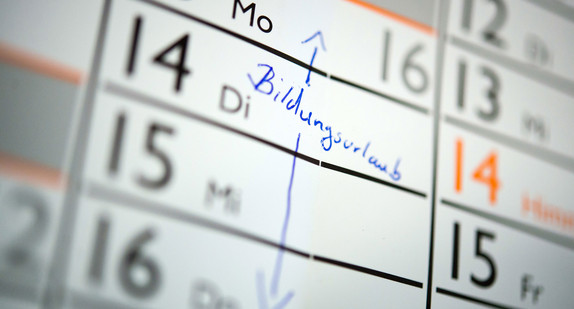 Auf einem Kalender ist der Schriftzug „Bildungsurlaub“ zu sehen. (Foto: © dpa)