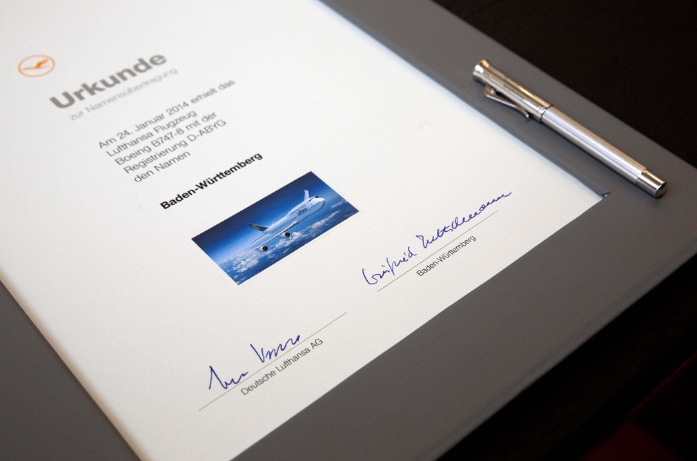 Urkunde zur Übertragung des Namens „Baden-Württemberg“ auf ein Lufthansa-Flugzeug, unterzeichnet von Ministerpräsident Winfried Kretschmann und Thomas Kropp, Lufthansa AG.