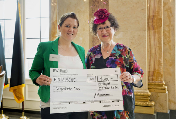 Gerlinde Kretschmann (r.) überreicht Andrea Krüger (l.), Mitglied des Leitungsgremiums der Calwer Vesperkirche, einen Spendenscheck