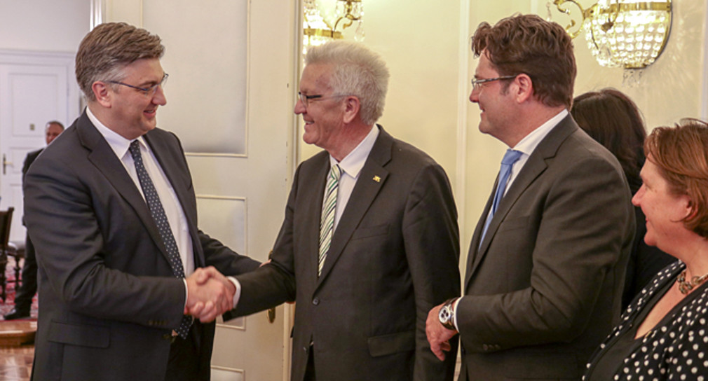 Ministerpräsident Winfried Kretschmann (2.v.l.) und der Premierminister der Republik Kroatien, Andrej Plenkovic (l.) am 19. April 2018 in Zagreb