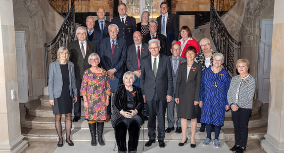 Gruppenbild mit Ministerpräsident Winfried Kretschmann (M.) und den Ordensträgerinnen und -trägern (Bild: Staatsministerium Baden-Württemberg)