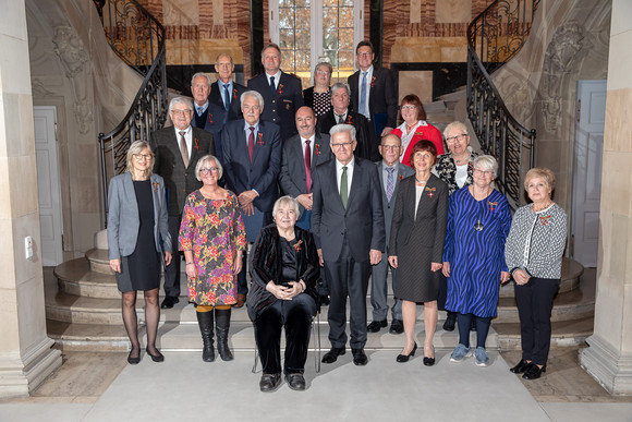 Gruppenbild mit Ministerpräsident Winfried Kretschmann (M.) und den Ordensträgerinnen und -trägern (Bild: Staatsministerium Baden-Württemberg)