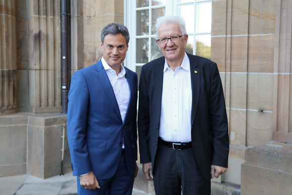 Ministerpräsident Winfried Kretschmann (rechts) und der Intendant des ZDF, Dr. Norbert Himmler (links) stehen vor der Villa Reitzenstein in Stuttgart.