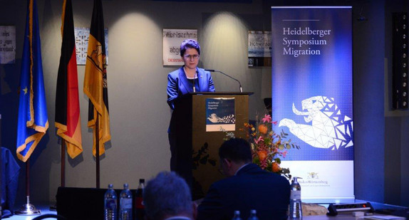 Migrationsministerin Marion Gentges spricht auf dem zweiten Heidelberger Migrationssymposium.