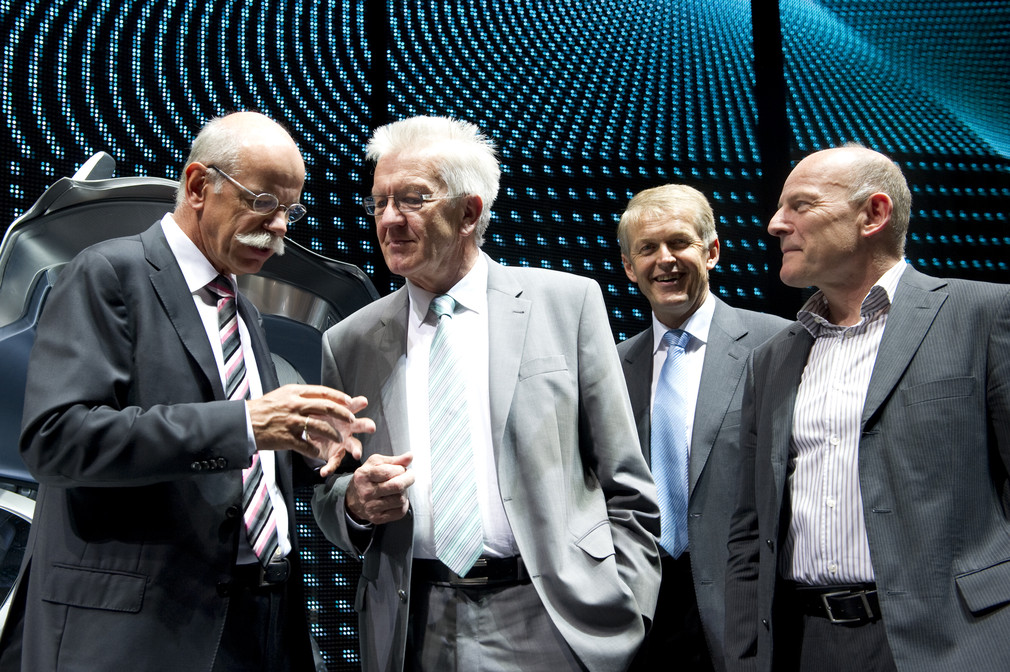 v.l.n.r.: Daimler-Chef Dr. Dieter Zetsche, Ministerpräsident Winfried Kretschmann, Daimler-Vorstand Dr. Thomas Weber und Verkehrsminister Winfried Hermann am Daimler-Stand
