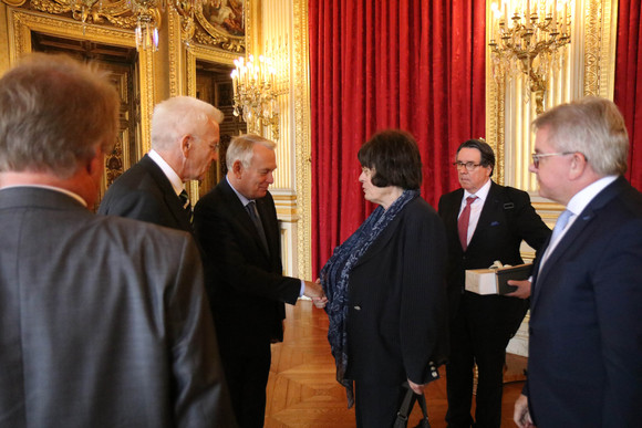 v.l.n.r.: Umweltminister Franz Untersteller, Ministerpräsident Winfried Kretschmann, der französische Außenminister Jean-Marc Ayrault, Staatsrätin Gisela Erler, Abteilungsleiter Werner Schemmpp (Staatsministerium Baden-Württemberg) und Europaminister Guido Wolf