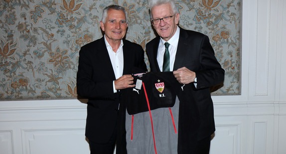 Ministerpräsident Winfried Kretschmann (r.) und der Präsident des VfB Stuttgart, Wolfgang Dietrich (l.)