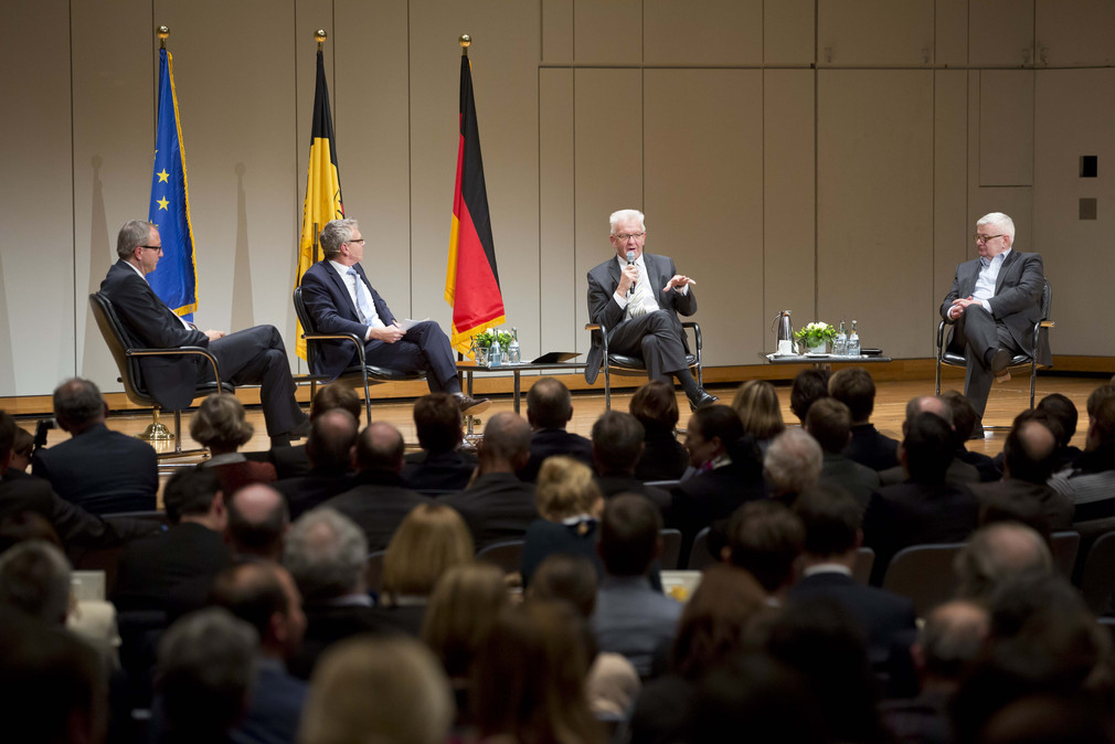 Ministerpräsident Winfried Kretschmann (2.v.r.), Andreas Voßkuhle (l.), Präsident des Bundesverfassungsgerichts, und Joschka Fischer (r.), ehemaliger deutscher Außenminister, auf dem Podium im Gespräch