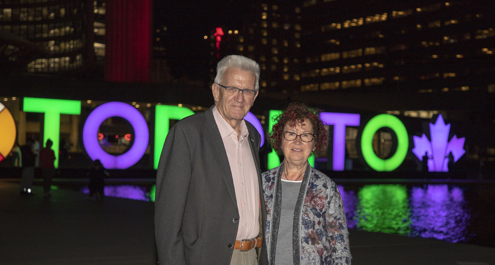 Ministerpräsident Winfried Kretschmann und seine Frau Gerlinde in Toronto vor einem Schriftzug „Toronto“ in Leuchtbuchstaben (Bild: Staatsministerium Baden-Württemberg)