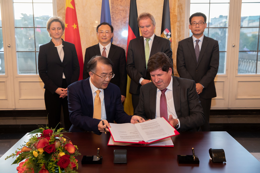 Unterzeichnung des Partnerschaftsabkommens zwischen dem Karlsruhe Institute of Technology (KIT) und dem Jiangsu Industrial Technology Research Institute (JITRI). (Foto: Staatsministerium Baden-Württemberg)