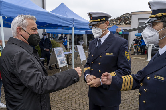 Innenminister Thomas Strobl (links) beim Besuch der Wasserschutzpolizeistation in Kehl