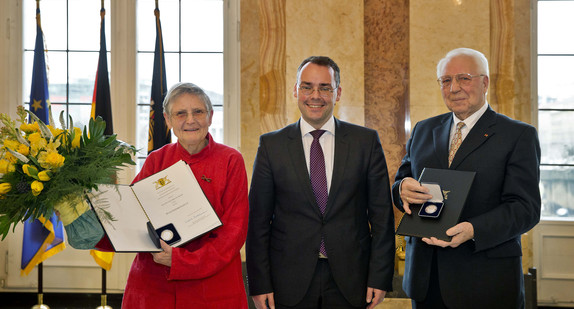 v.l.n.r.: Ruthild Meyer-Oehme, Minister Peter Friedrich und  Dr. Detlef Meyer-Oehme