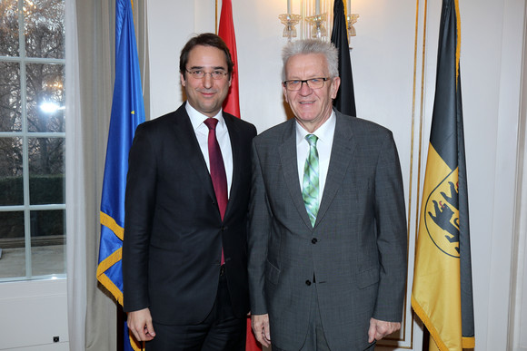 Ministerpräsident Winfried Kretschmann (r.) und der österreichische Botschafter Dr. Nikolaus Marschik (l.)