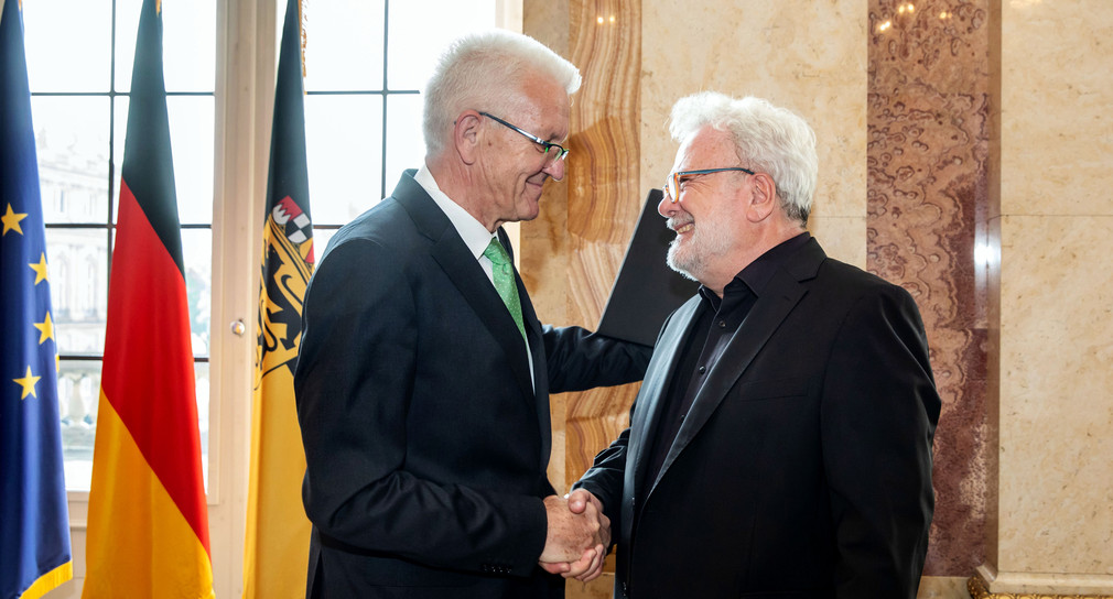 Ministerpräsident Winfried Kretschmann (l.) verabschiedet Klaus-Peter Murawski (r.) (Foto: © Staatsministerium Baden-Württemberg)