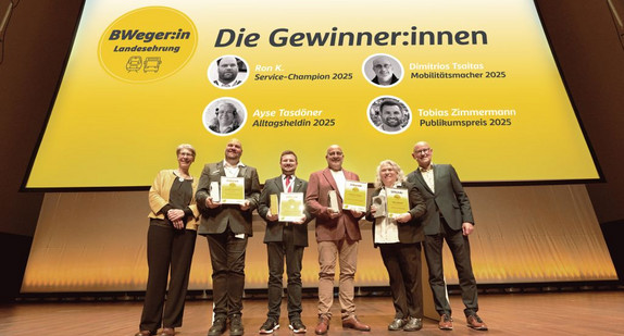 Die Preisträger und Preisträgerin mit Staatssekretärin Elke Zimmer und Ministerialdirektor Berthold Frieß