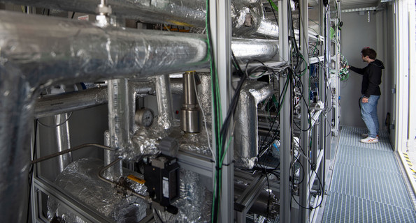 Isolierte Rohre sind in einer Jet Fuel Synthese-Anlage in einem Container zu sehen. 