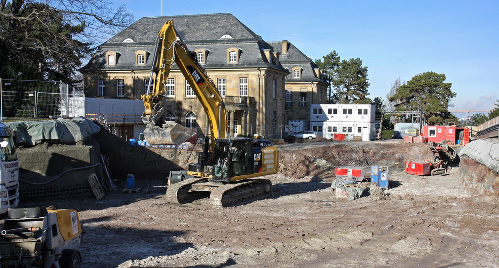 Aushub der Baugrube für den Erweiterungsneubau neben der Villa Reitzenstein